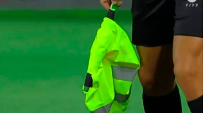 Conmebol suspende auxiliares brasileiros que improvisaram bandeirinha