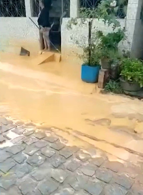 Barro invade casas após fortes chuvas, em Bananeiras, no Brejo da Paraíba