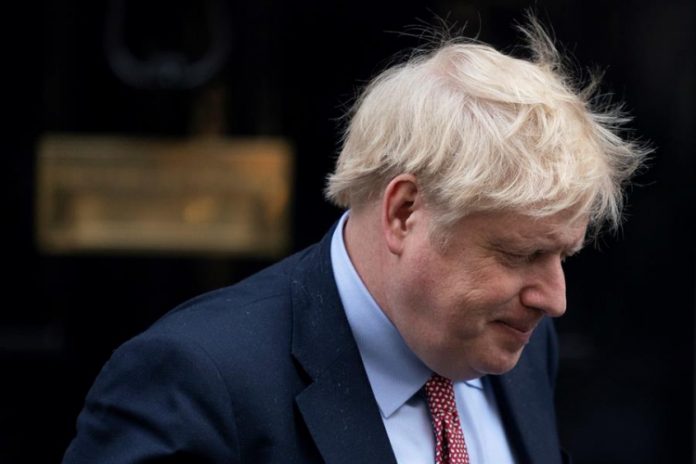 Oposição do Reino Unido pede que deputados convencer conservadores a destituírem Boris Johnson