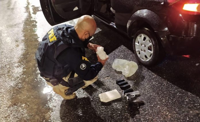 Casal é preso com quase dois quilos de cocaína e duas pistolas escondidas em carro, na PB