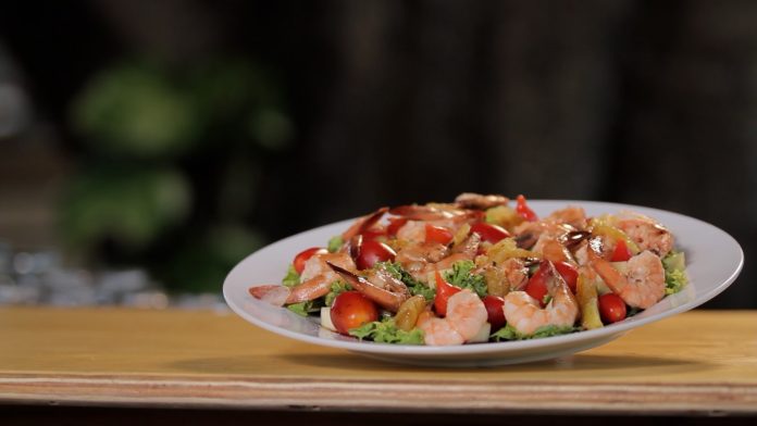 Aprenda como fazer receita de salada de camarão no Chef JPB