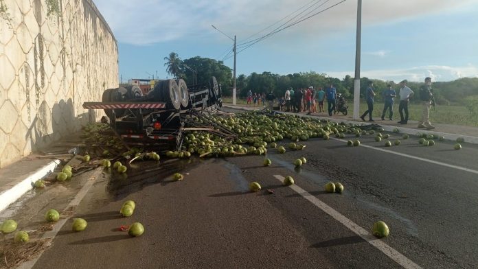 Caminhão carregado de coco cai de viaduto após bater em carreta na BR-101 no RN