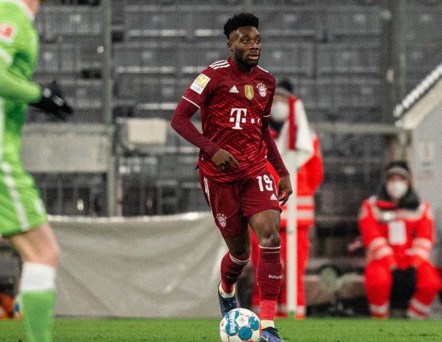 Alphonso Davies é diagnosticado com miocardite e é afastado do Bayern de Munique