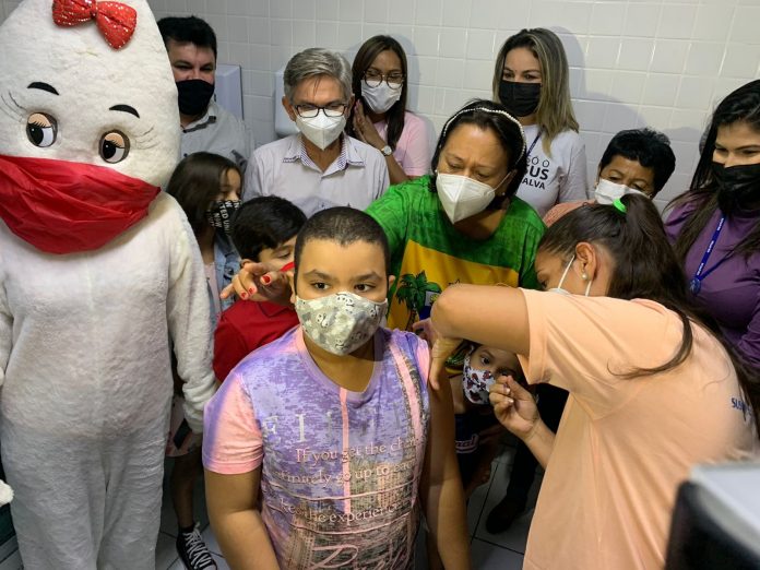 Menino de 9 anos é a primeira criança vacinada contra Covid no RN