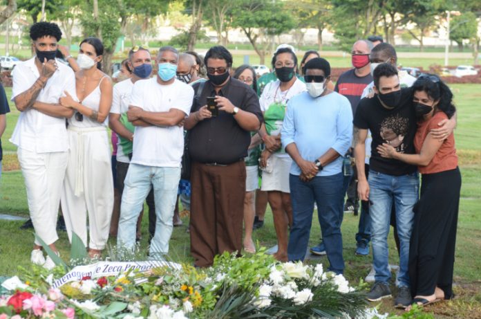 Elza Soares é enterrada após velório público e cortejo pelo Rio de Janeiro