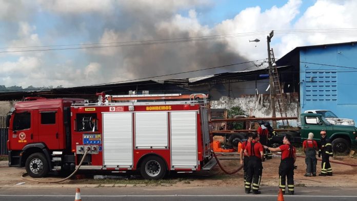 Incêndio atinge sucata na Zona Oeste de Natal
