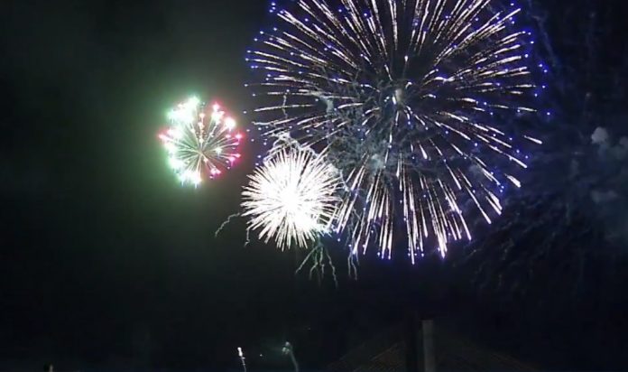 Potiguares acompanham queima de fogos na Ponte Newton Navarro na chegada de 2022; veja imagens