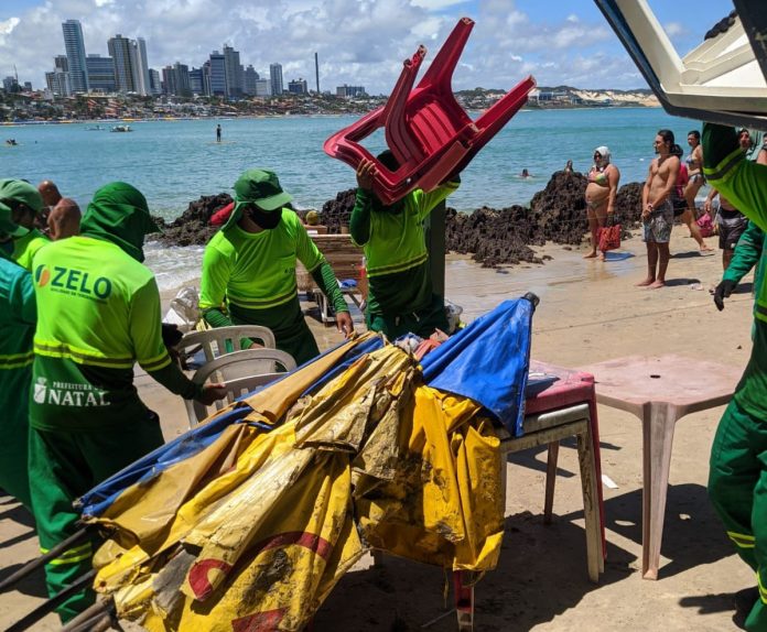 Fiscais autuam vendedores irregulares e apreendem mesas e guarda-sóis na praia de Ponta Negra em Natal