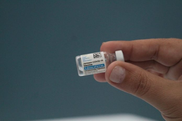 Dose de reforço da Janssen reduz hospitalizações por variante Ômicron em 85%, diz estudo