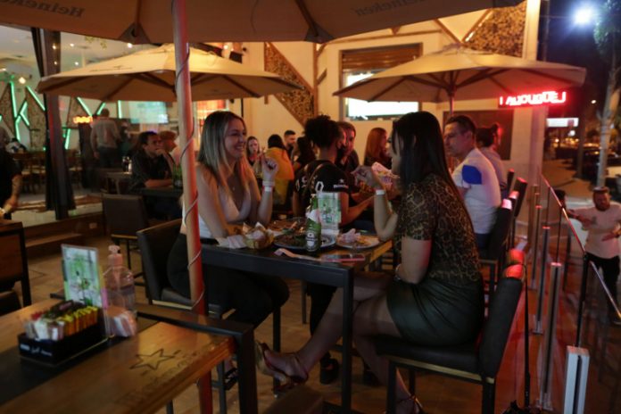 Restaurantes passam a exigir comprovante de vacinação contra a Covid-19 em SP