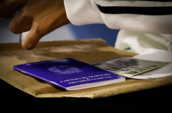 Desemprego recua para 11,6% em novembro, mas renda é a menor da série histórica, diz IBGE