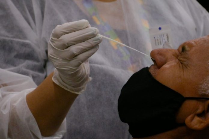 Média móvel de novos casos de Covid-19 atinge marca recorde pelo 12º dia consecutivo