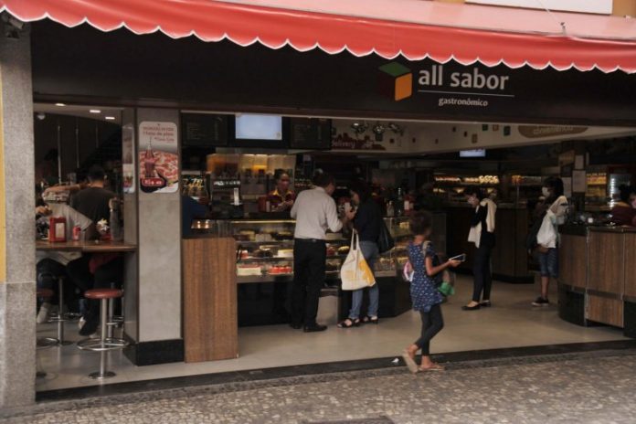 Prestação de serviços sobe 2,4% em novembro após dois meses de queda