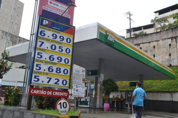 Gasolina acima de R$ 8? Alta do petróleo deve forçar reajustes dos combustíveis nos próximos dias