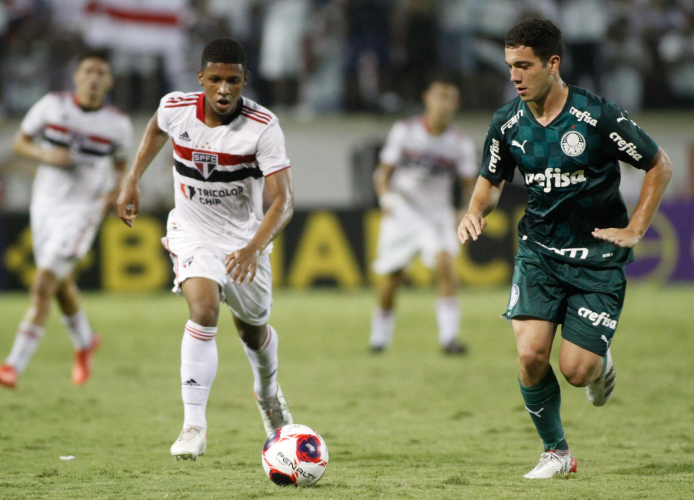 Faca encontrada em gramado na Copinha foi arremessada da arquibancada, diz polícia