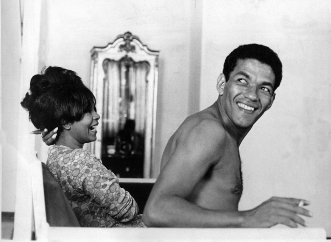 Elza morreu no mesmo dia que Garrincha, 39 anos depois