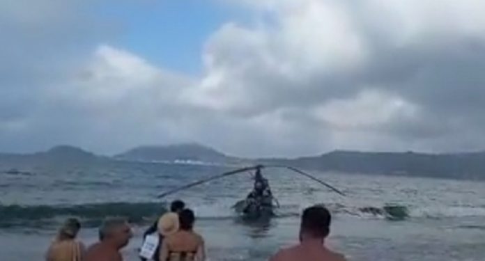 Helicóptero cai em praia de Florianópolis e assusta banhistas