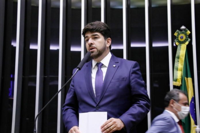 ‘Falta de estrutura do setor elétrico pune os consumidores’, diz deputado sobre taxa na conta de luz