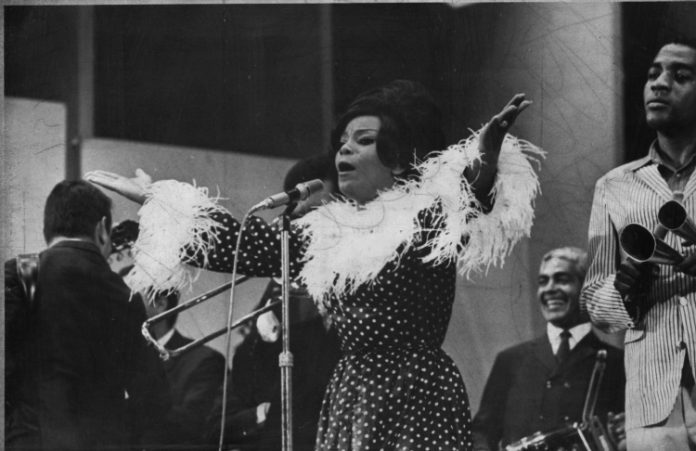 De planeta fome à Voz do Milênio: carreira de Elza Soares foi brilhante no samba, bossa nova e MPB