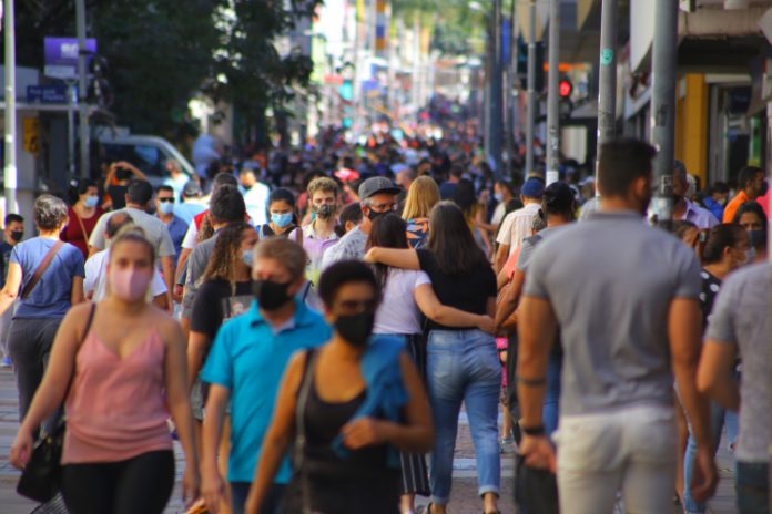 Intenção de consumo das famílias sobe em janeiro e atinge o melhor patamar desde maio de 2020