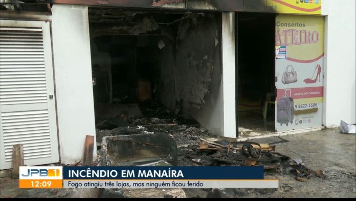 Loja de conserto de sapatos pega fogo e chamas atingem outros dois estabelecimentos, em João Pessoa