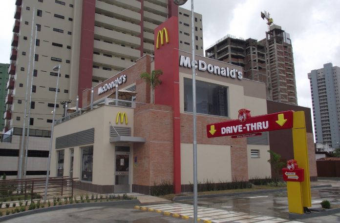 Rede de fast food abre 35 vagas de emprego para atendente na Paraíba