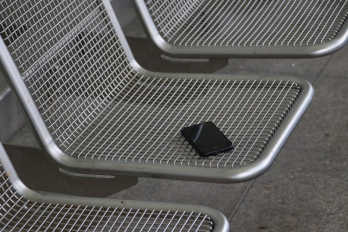 Nem São Longuinho salva: sou do tipo que deixa o celular dentro da geladeira e perde havaianas na praia