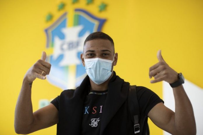 Renan Lodi perdeu chance de ser convocado por não ter se vacinado, diz Tite