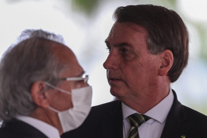Guedes vai trabalhar para convencer Bolsonaro a não dar reajustes a servidores, diz ex-ministro