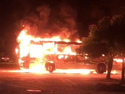Ônibus é incendiado perto de terminal, em João Pessoa