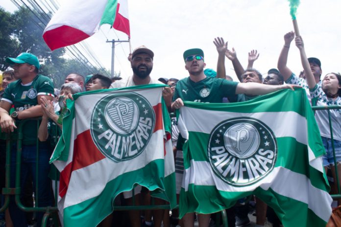 Torcida do Palmeiras organiza festa para o elenco antes do embarque para o Mundial