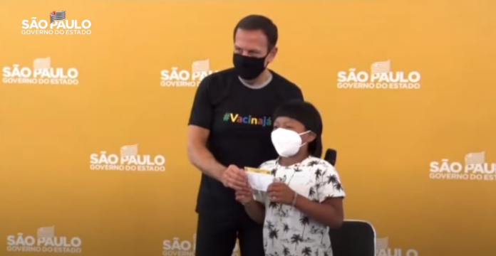 Indígena de 8 anos é a primeira criança vacinada contra Covid-19 no Brasil