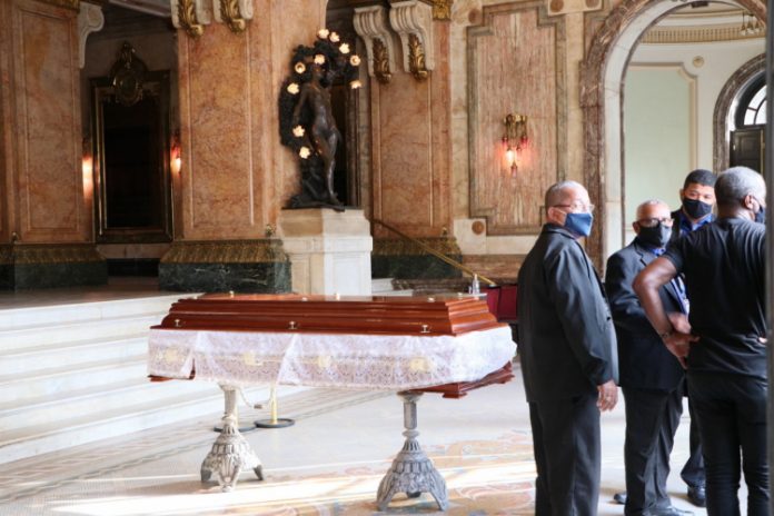 Familiares e amigos se despedem de Elza Soares em velório no Teatro Municipal do Rio