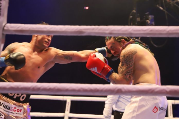 Whindersson Nunes fica com o rosto amassado após luta com Popó; confira