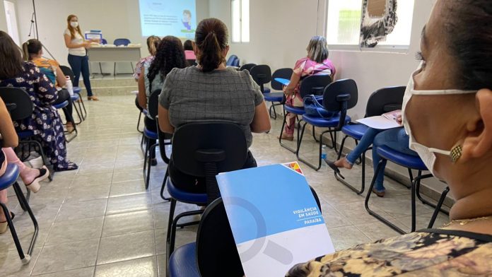 Enfermeiros passam por novo treinamento para aplicação de vacinas contra Covid-19 em Lucena, PB