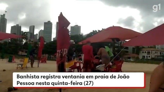 Ventania assusta banhistas e desprende cobertura de loja na orla de João Pessoa; VÍDEO