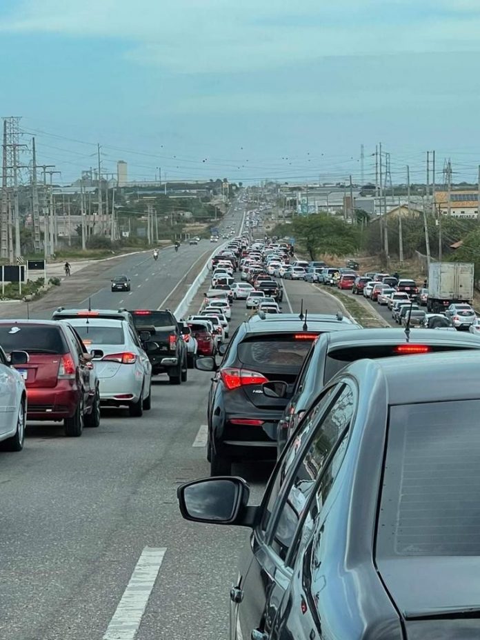 Movimentação de mossoroenses para réveillon em Tibau causa congestionamento na BR-304