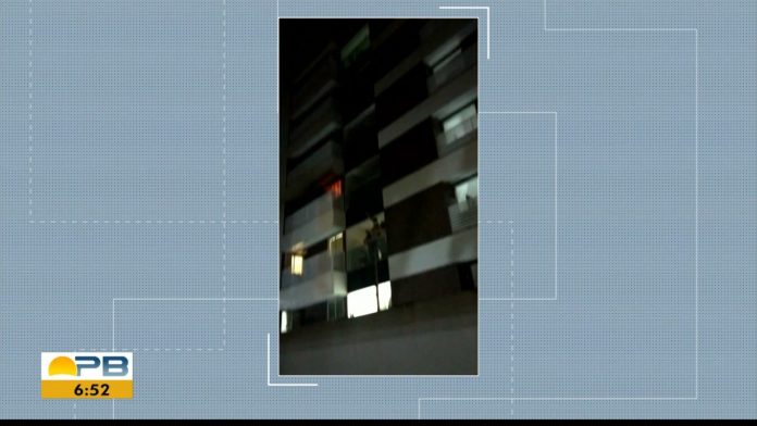 Incêndio atinge apartamento, e cadela é resgatada pelos Bombeiros, em Cabedelo, PB