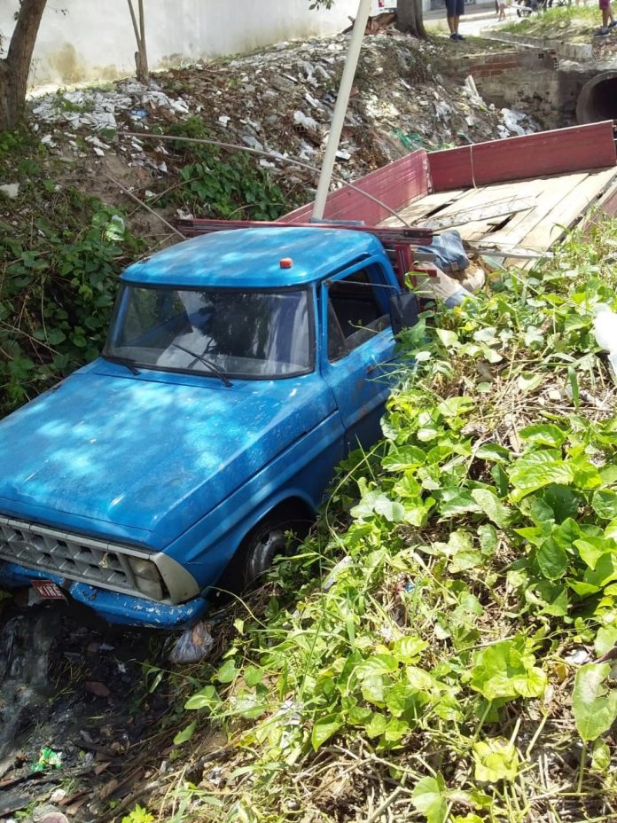 Caminhão sem freio atinge duas pessoas e cai em canal, em Campina Grande