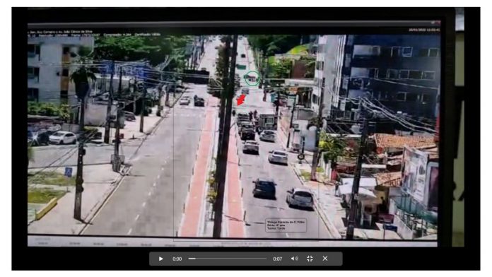 Motociclista fica gravemente ferido após ser atingido por motorista que avançou sinal vermelho em João Pessoa