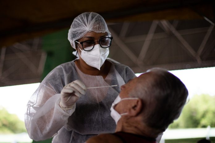 Pessoas reclamam que não estão conseguindo agendar teste para Covid-19, em João Pessoa