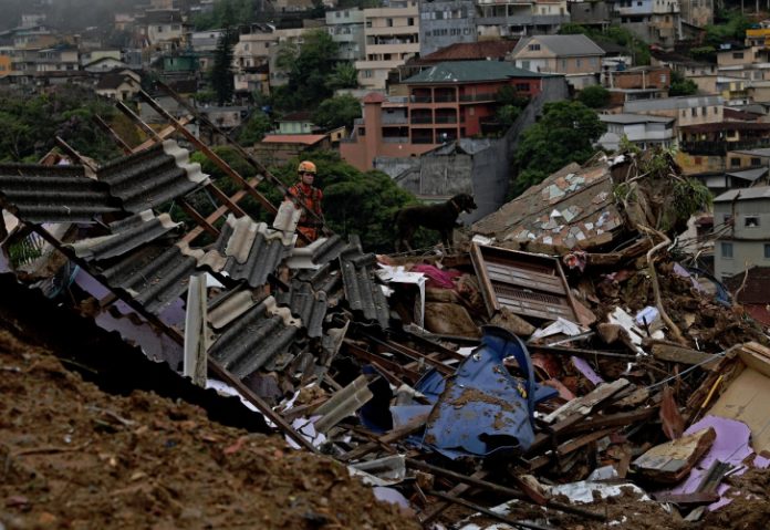 Cláudio Castro diz que cenário em Petrópolis é de guerra e que sirenes impediram tragédia maior