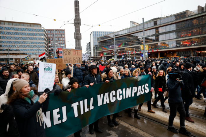 Protestos contra obrigatoriedade de vacina ganham adeptos e se alastram pelo mundo