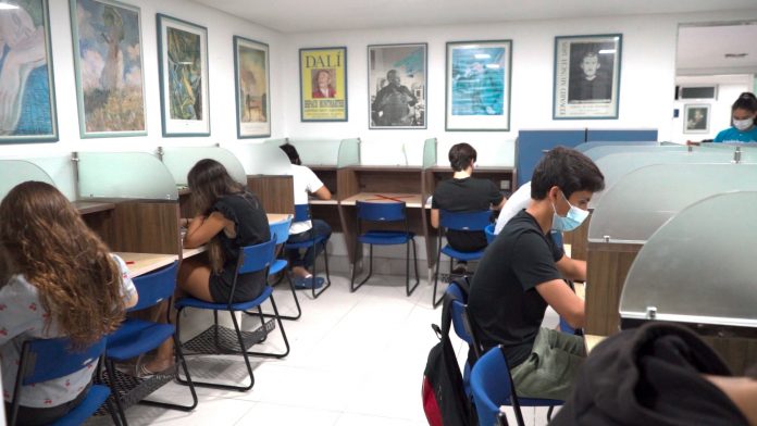 Curso de Português com acesso à Literatura Clássica e História da Arte forma adolescentes cultos e com senso crítico apurado