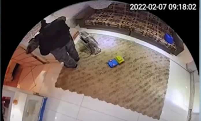 PMs filmados revirando casa no Rio são identificados e afastados