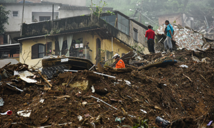 Operações de busca continuam em Petrópolis; número de mortos chega a 223