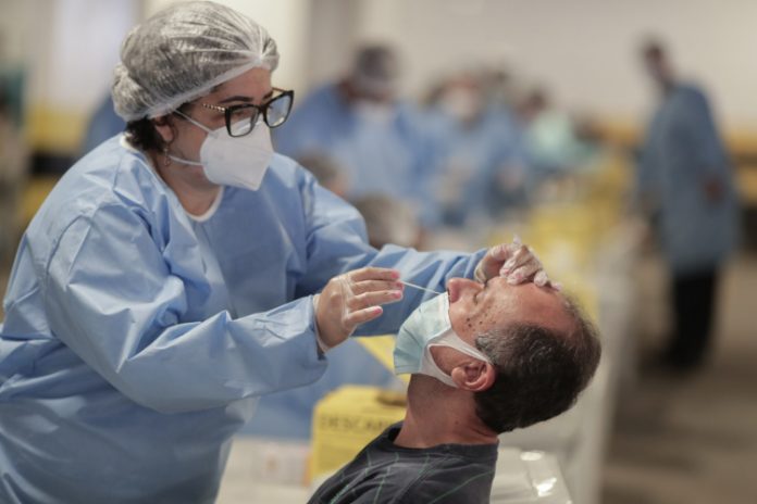 Contágios e internações caem e Ômicron dá sinais de recuo na América Latina, diz Opas