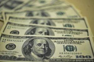 Dólar cai e fecha no menor valor em 7 meses; Bolsa volta aos 115 mil pontos