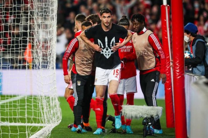 Jogador ucraniano mostra símbolo do exército do país ao empatar jogo entre Benfica e Ajax pela Liga dos Campeões