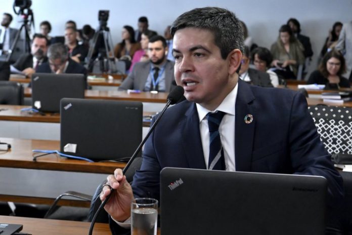 Randolfe desiste de disputar governo do Amapá e aceita compor campanha de Lula à Presidência